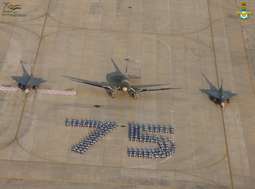 IAF_MCC's tweet photo. Indian Air Force in #AzadiKaAmritMahotsav. 

#HarGharTirangaCampaign
#75YearsofIndependence https://t.co/wXjNmVdhZM