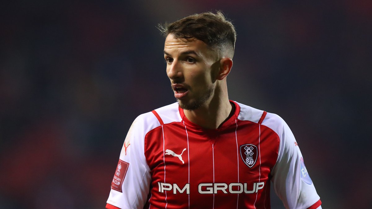Champchatpod24's tweet photo. Just a hat-trick of assists by half-time for Rotherham United midfielder Dan Barlaser this afternoon! 🌟

The Millers are running riot at the New York Stadium, leading Reading 4-0 by the break. 🔥

#CCP | #RUFC https://t.co/ksrbOas6PD