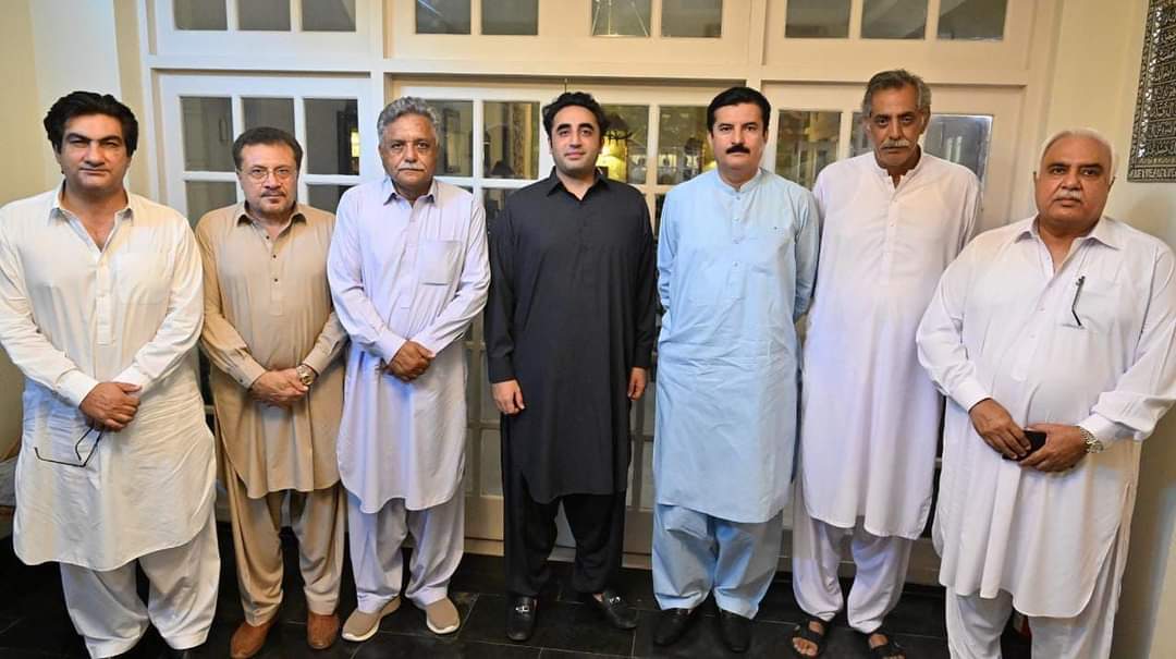 PPPSindhPK's tweet photo. اسلام آباد: پاکستان پیپلزپارٹی کے چیئرمین اور وزیر خارجہ بلاول بھٹو زرداری سے پی پی پی کے مرکزی سیکریٹری اطلاعات فیصل کریم کنڈی، پی پی پی خیبرپختونخوا کے صدر نجم الدین خان، جنرل سیکریٹری شازی خان، امجد آفریدی، محمد علی شاہ باچہ اور ظاہر شاہ نے زرداری ہاؤس میں ملاقات کی https://t.co/goKw4T6Xgx
