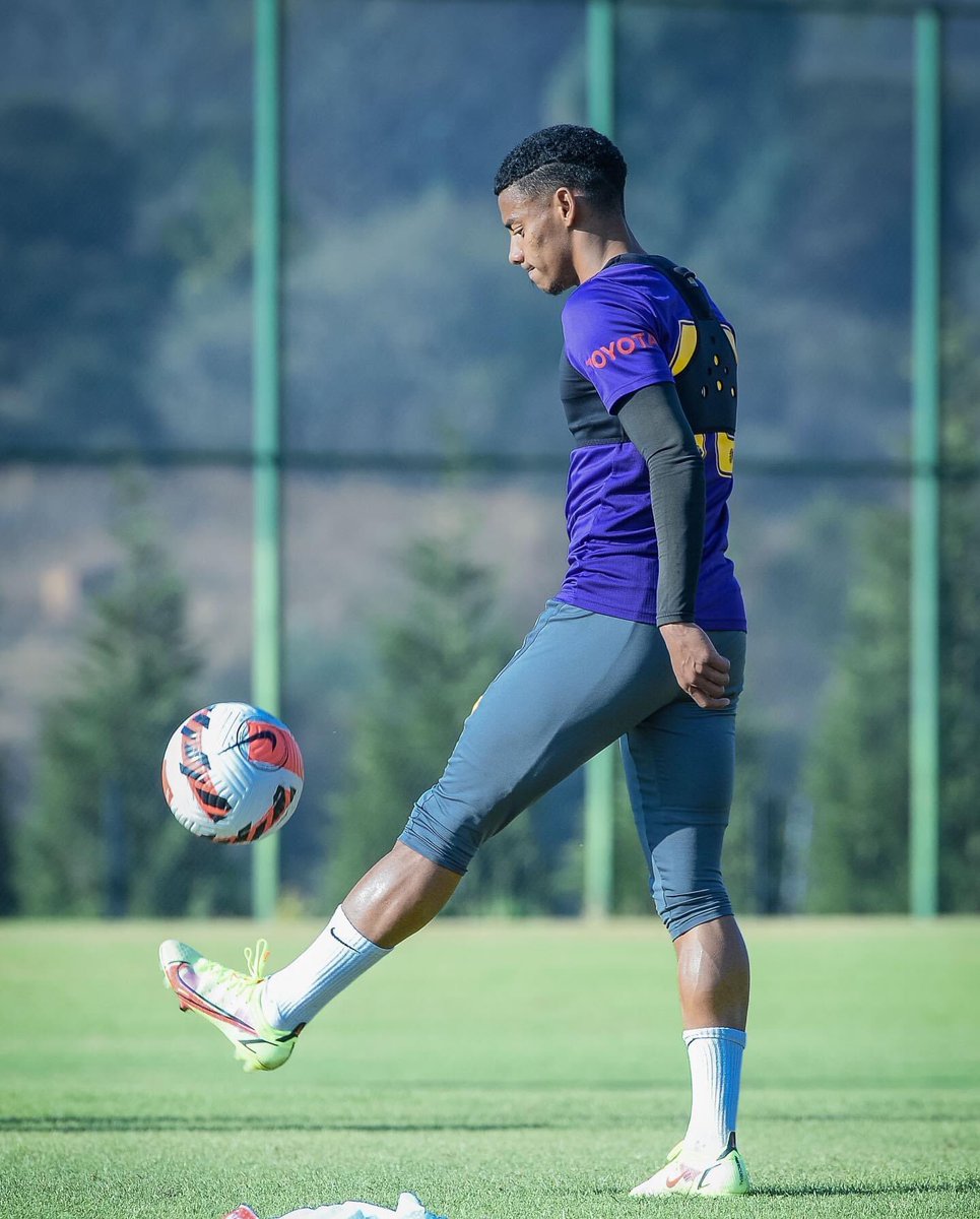 BhekiSosibo1's tweet photo. @KaizerChiefs My man of the Match… ayi lezinkomo zase Phala Phala ezinye 😡.. we don’t have Center back and strikers 🤞🏾 https://t.co/JnHGPCJTfu