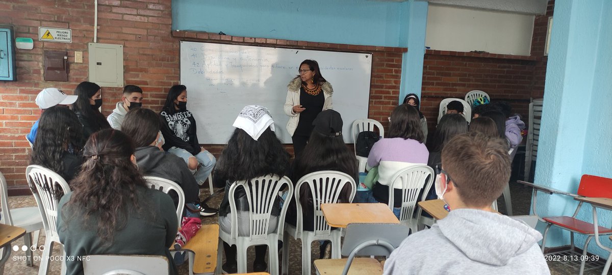 GilmaGomezO's tweet photo. #LiceoNuevoChileExige Hoy la comunidad educativa en Minga Solidaria para enviar un mensaje a la Alcaldesa Claudia López para que @LiceoNuevoChile permanezca en su territorio ambiental y cultural @AlirioUribeMuoz @AtiQuigua @IvanCepedaCast @ClaudiaLopez @FranciaMarquezM https://t.co/2y4N9r0N7W