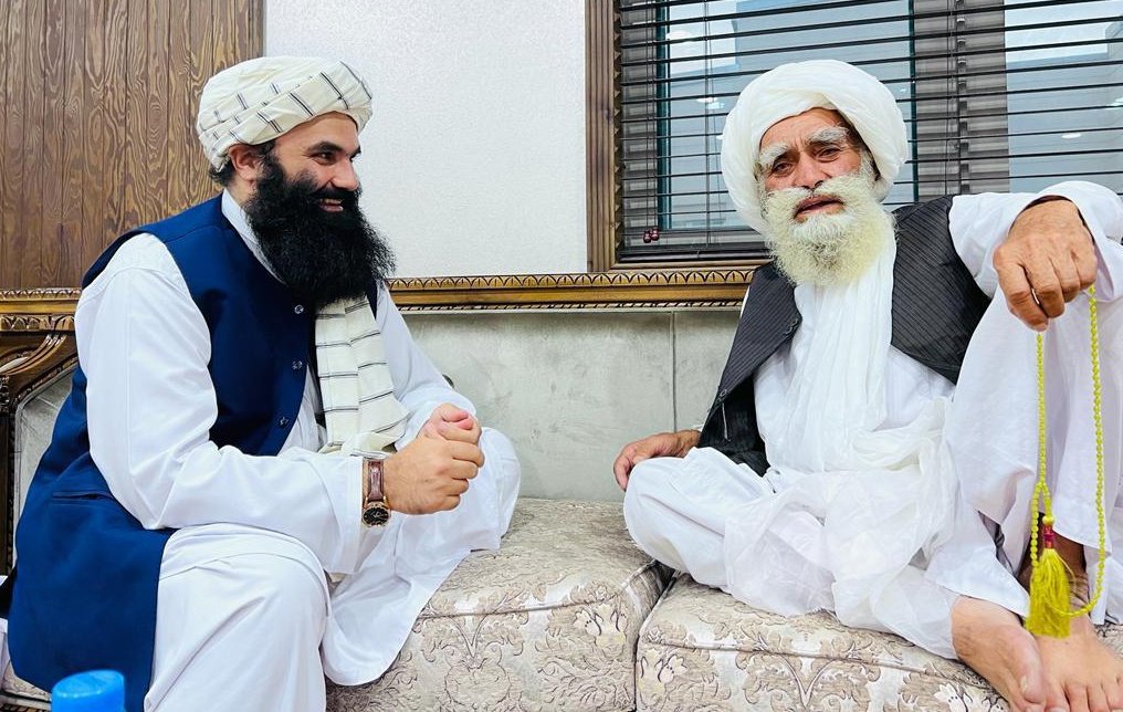 IslamYarZadran's tweet photo. د شپږ شهیدانو زامنو پلار نن د وزارت په مقام کي له محترم خلیفه صاحب سره ولیدل. https://t.co/hwhOkpAT8T