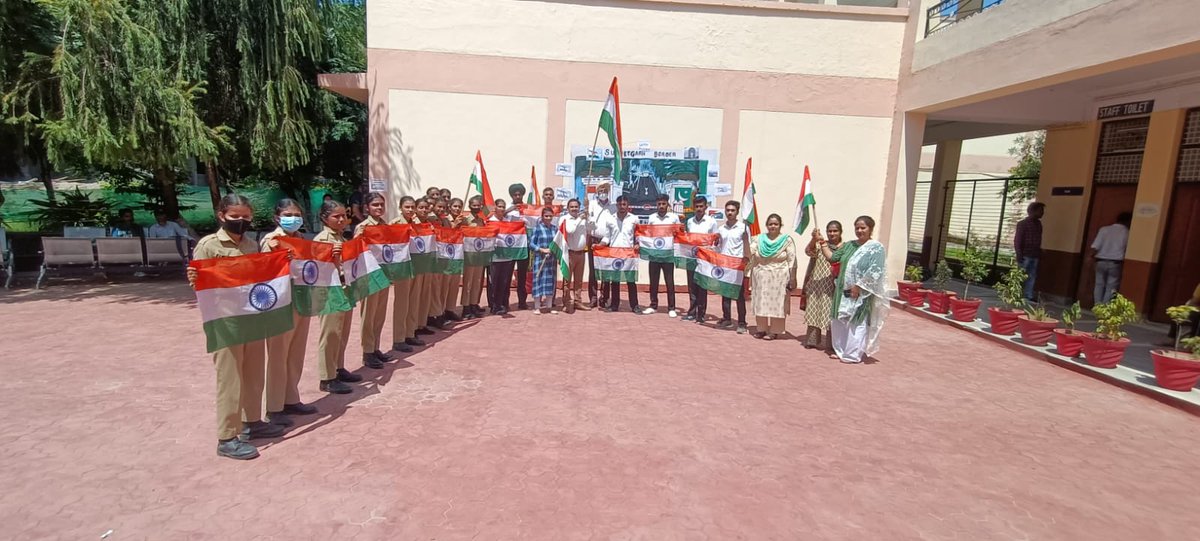GDC_RS_Pura_NCC's tweet photo. NCC SW cdts(2 J&amp;K Girls BN)from GDC RS Pura,Jammu spread the message on HAR GHAR TIRANGAA to celebrate Azadi ka Amrit Mahotsav under the patronage of principal Prof. Sunil Uppal.
#harghartiranga
@DteJKL 
@HQ_DG_NCC 
@adgpi https://t.co/hxZQALIdBC