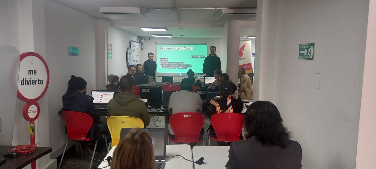 extituto's tweet photo. #DatosEnAccion l Hoy nos encontramos desde la localidad de Kennedy, en compañia de @GAB_Bogota, donde la ciudadanía aprende sobre el uso y el aprovechamiento de los datos.
#DatosEnAccion #dateando #gab https://t.co/amPVXXBaa1