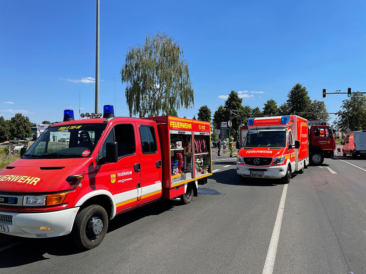 FeuerwehrBhm's tweet photo. Am Samstag, den 13.08.2022, um 12:23 Uhr, wurden die Einheiten aus #Bornheim und #Brenig an die Kreuzung am Rankenberg gerufen. Dort waren zwei PKW miteinander kollidiert und es war eine
eingeschlossene Person gemeldet.
#Feuerwehr 
https://t.co/vUSClO1QA5 https://t.co/ltBIwN3Rxo