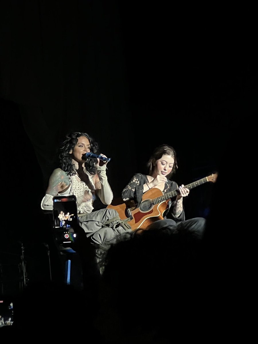 afernandes_18's tweet photo. First time seeing Kehlani perform live and it was such an amazing experience I’ll never forget 🥹❤️ #Kehlani #BlueWaterRoad https://t.co/Y054l9fIb7