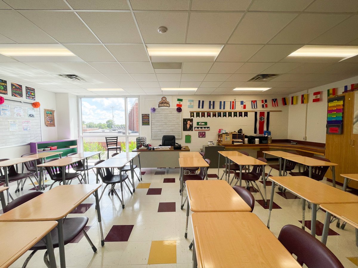 srastafford's tweet photo. Big changes happening in Room 2003… check out my new window 🪟!! Getting ready to see my students in 1 week! 🎉📚🚌✏️
#urlions #unityreed #worldlanguage #naturallight #spanishteacher #renovation https://t.co/FXsITWcrVX