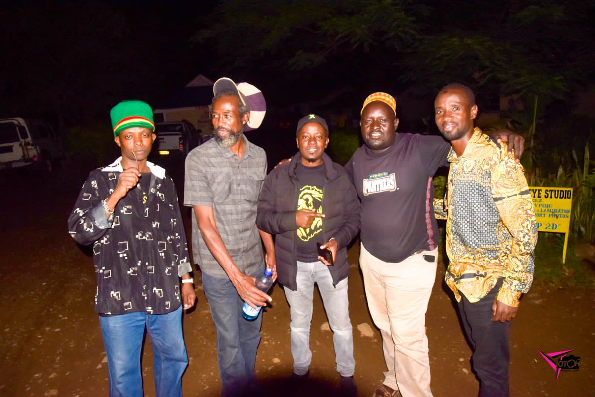 Camille_of2's tweet photo. Aki Reggae wewe #ReggaeBus @StanoDj kuja ona hii https://t.co/9TsxNmKZl0