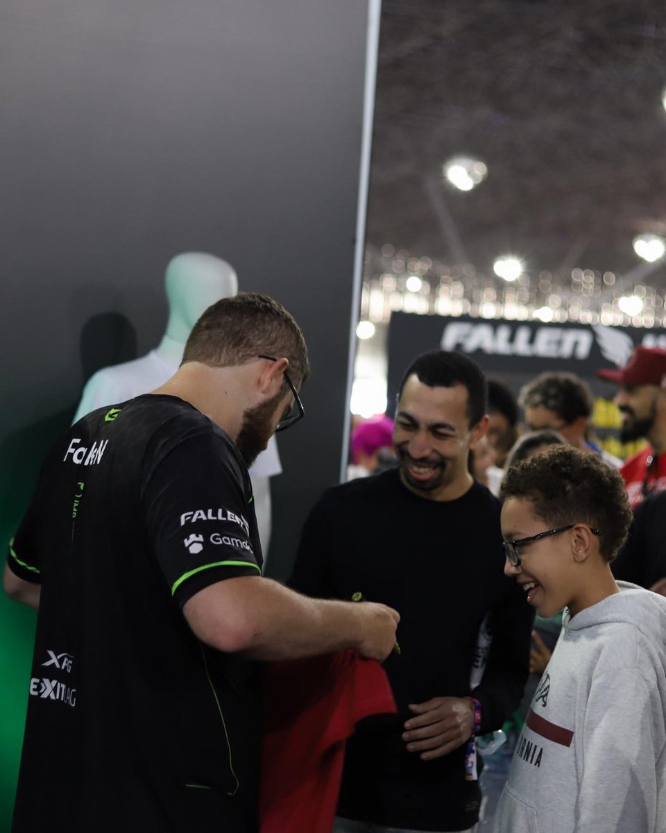 ucconx's tweet photo. Uma das presenças no #UcconX foi o professor @FalleNCS dando show de humildade com os fãs e marcando presença na @fallenstore e na final do CLUTCH! 
#UcconX23 https://t.co/nDZabDx2Qy