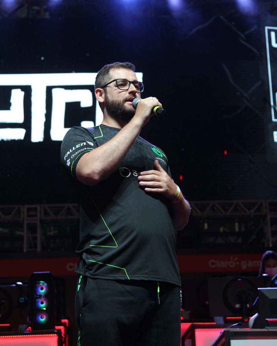 ucconx's tweet photo. Uma das presenças no #UcconX foi o professor @FalleNCS dando show de humildade com os fãs e marcando presença na @fallenstore e na final do CLUTCH! 
#UcconX23 https://t.co/nDZabDx2Qy