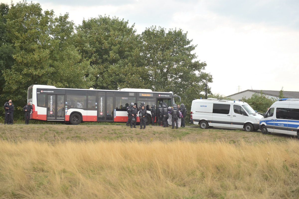 Während die Räumung der Aktivisties vom pinken Finger von den Gleisen weitergeht, werden die Aktivisties aus dem Kessel daneben zu HVV-Bussen gebracht und sollen zum Bhf Wilhelmsburg gefahren und dort freigelassen werden. #EndeGelaende #hh1308 #systemchangecamp
