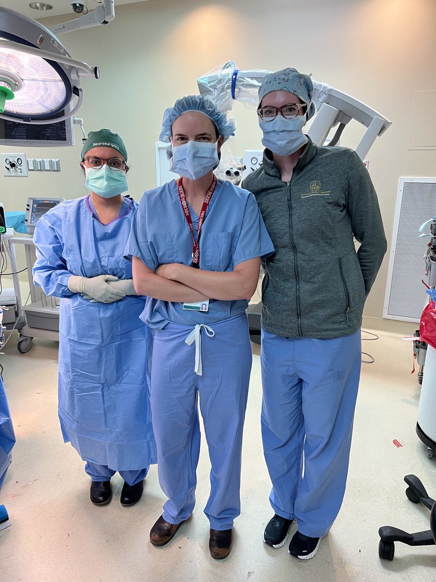 I recently had the privilege of performing an all-female resection of acoustic neuroma. Pic here with neuro-oto ⁦@elperkinsoto⁩ and senior NSGY resident ⁦@Silky_Chotai⁩. There are very few female skull base surgeons - I doubt this has happened many times. 🧵