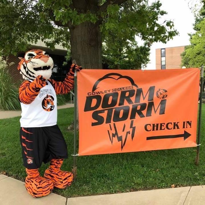 CowleySpirit's tweet photo. It’s DORM STORM DAY!!⚡️We are excited to welcome our students to campus!! 🧡🐅 #dormstorm #moveinday https://t.co/LFIFVj1xX1