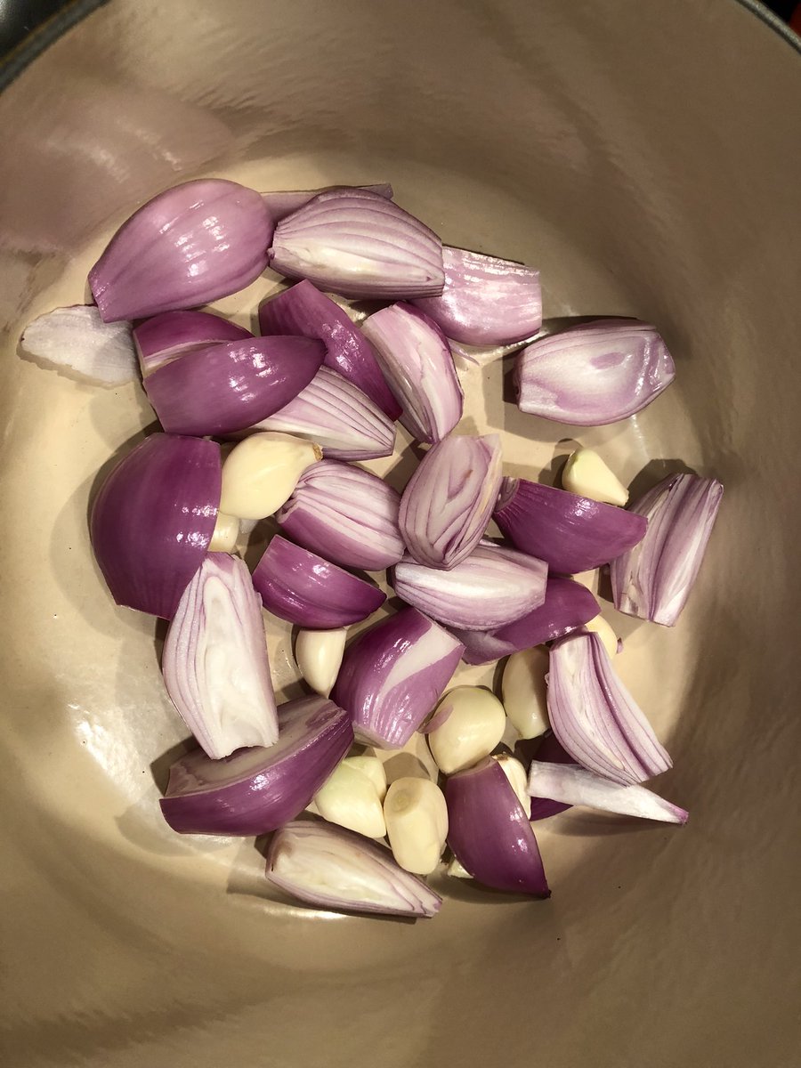 ebeth360's tweet photo. Shallots, garlic, lemon, chicken dredged in flour, remember to add herbes de Provence before arranging everything. I used wine instead of vermouth. #twitterbake https://t.co/FzHhoC73AV