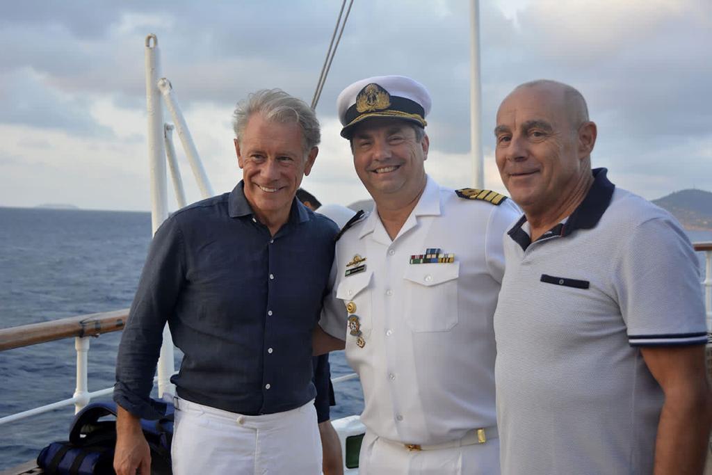 LeoCostantinoAr's tweet photo. Un immense merci au Capitaine de Navire Carlos Pedro Schavinsky Trinchero pour son accueil royal ainsi qu'au Maire de Bormes-les-Mimosas François Arizzi, grand ami de l'🇦🇷, qui nous a accompagnés lors de cette magnifique aventure face aux côtes de @BormesDe @bormestourisme 🇨🇵🇦🇷 https://t.co/jW2Jr5bA2S