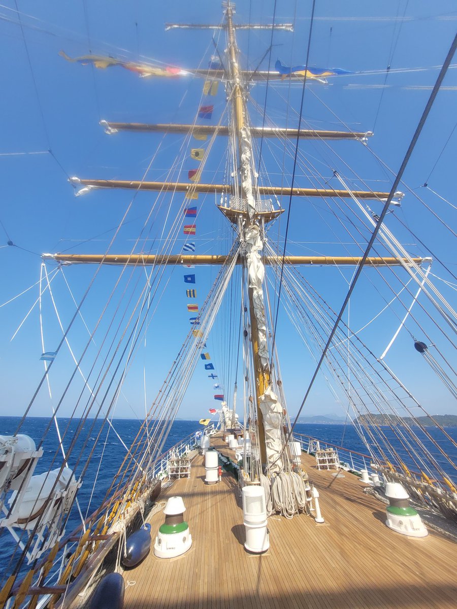 LeoCostantinoAr's tweet photo. Un immense merci au Capitaine de Navire Carlos Pedro Schavinsky Trinchero pour son accueil royal ainsi qu'au Maire de Bormes-les-Mimosas François Arizzi, grand ami de l'🇦🇷, qui nous a accompagnés lors de cette magnifique aventure face aux côtes de @BormesDe @bormestourisme 🇨🇵🇦🇷 https://t.co/jW2Jr5bA2S