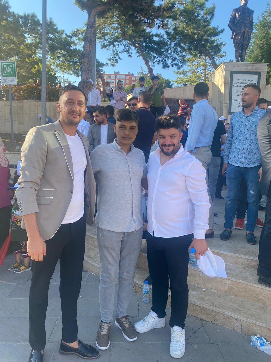 BilgeGunay49's tweet photo. #DevaYozgatta #DevaMitingi BENİM BROLAR ORDAYSA, HERŞEY YOLUNDA DEMEKTİR @ElyanAbdurrahim @emirvarol71 @dizlek_serdar https://t.co/HnZETy3YIM