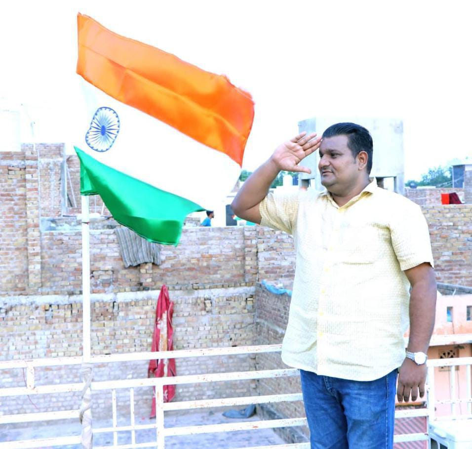तिरंगा हर भारतवासी का अभिमान है।
आज अपने आवास पर तिरंगा लगाकर देश के लिए सर्वस्व अर्पण करने वाले वीरों को नमन किया...!!
 वंदे मातरम भारत माता की जय
<a href="/narendramodi/">Narendra Modi</a> 
<a href="/hanumanbeniwal/">HANUMAN BENIWAL</a>