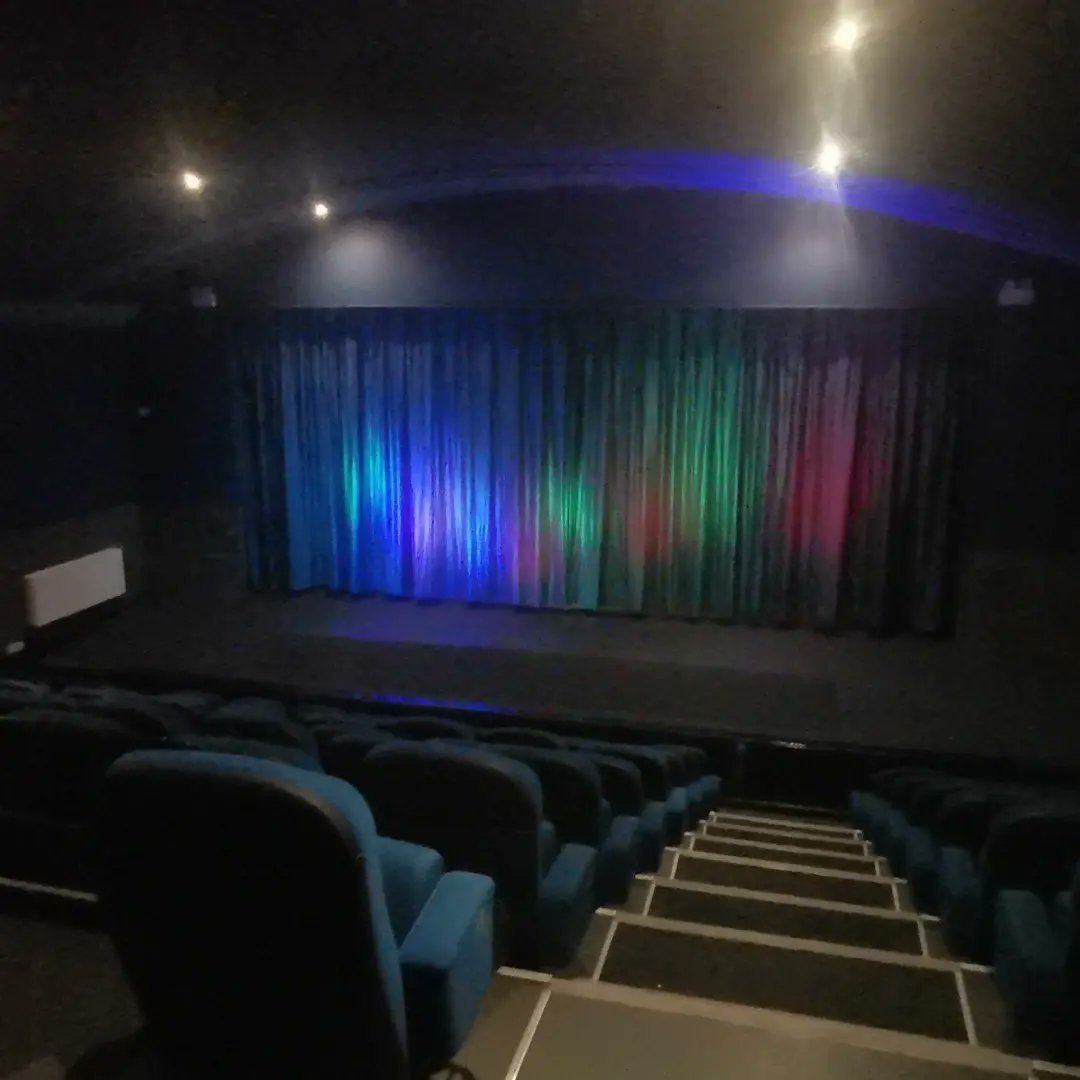 On my holidays in Holyhead, weather is incredible, the sea is blue and i come across this vinatge looking Empire cinema showing Nope! Would be rude not to. Will always be my first love 😘