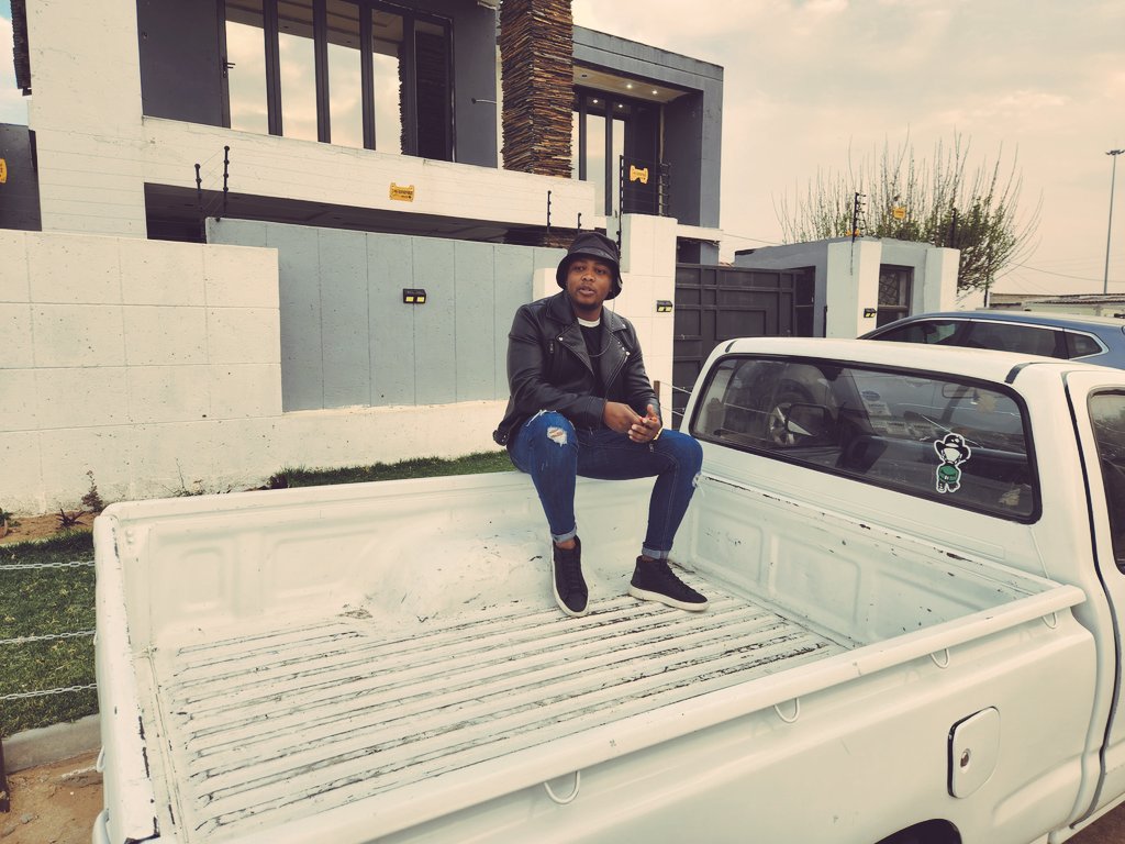 shadow_034's tweet photo. ⚽️⚽️⚽️⚽️#KaizerChiefs🤣 https://t.co/PwYpHjqP26