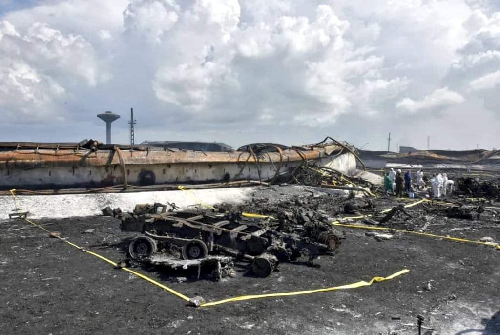 japortalmiranda's tweet photo. Arduo y extremamente detallado es el trabajo que desde el viernes realiza en Base de Supertanqueros de #Matanzas el equipo multidisciplinario que lleva a cabo inspección ocular de la zona donde se supone estaban, al ocurrir la explosión, las personas que continúan desaparecidas. https://t.co/l4iU0W0EId