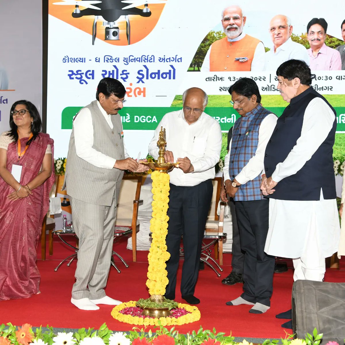 brijeshmerja1's tweet photo. આધુનિકતાનો અભિગમ...હવે ડ્રોન ટેકનોલોજીને સંગ

આજરોજ ગુજરાત નેશનલ લો યુનિવર્સિટી ખાતે મુખ્યમંત્રી શ્રી ભૂપેન્દ્રભાઈ પટેલજીની વિશેષ ઉપસ્થિતિમાં સ્કૂલ ઓફ ડ્રોનનો શુભારંભ કરાવ્યો..

સ્કૂલ ઓફ ડ્રોન કાર્યરત બનતા ગુજરાતમાં ડ્રોન ટેકનોલોજીના નવા અધ્યાયનો શુભારંભ થશે. https://t.co/ZyxUhxDd3C