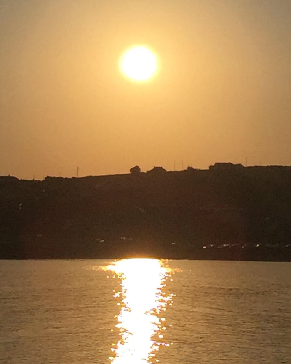 tweetlorraine26's tweet photo. Blessed with beautiful sunshine in cork #TheLoughCorkCity #Heatwave #3eWeather #LovingTheSunshine #GarrettstownWestCork ☀️☀️☀️ https://t.co/EA9A95VcQy