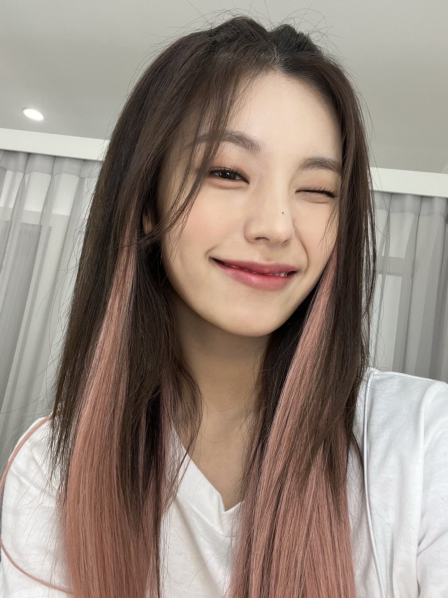 hyjthinker's tweet image. she looks like the love of my life honestly