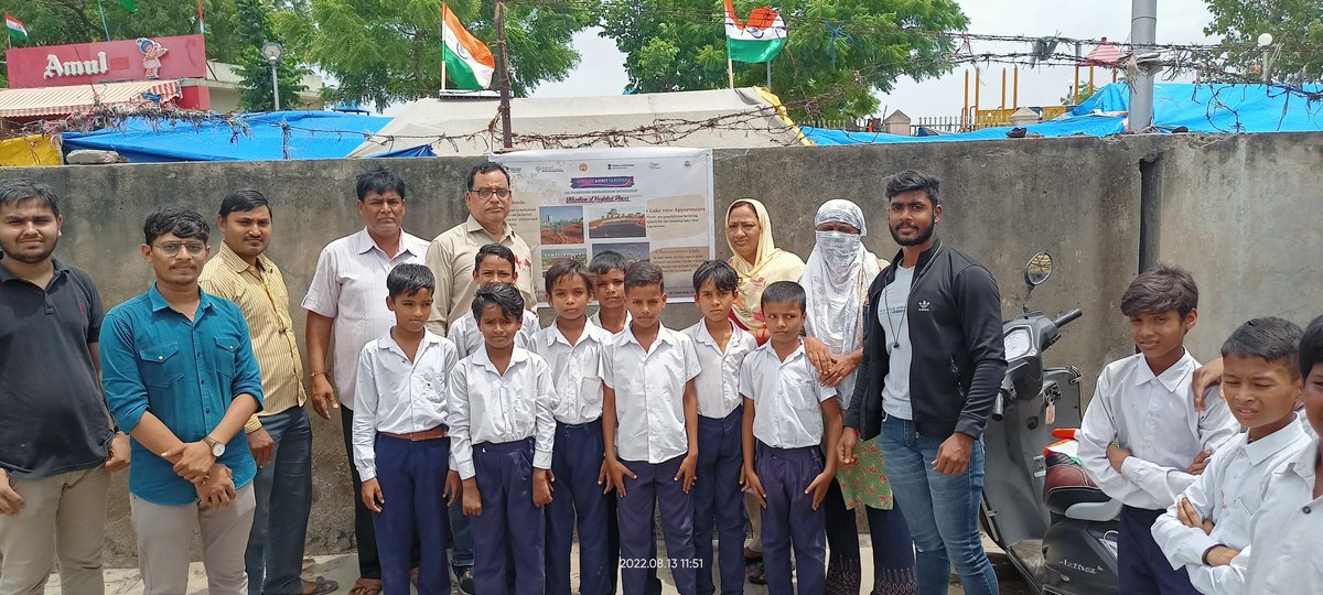 SurjitMandal9's tweet photo. Creating awareness about Vatva Village Lake through the distribution of posters in public places across Ahmedabad.
#missionamritsarovar #AICTE #MoHUA #vatvavillagelake #silveroakuniversity https://t.co/rndN2ogtXp