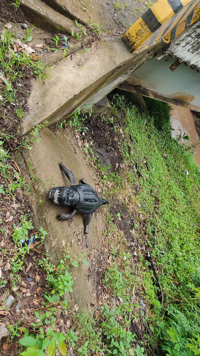 minitruckart's tweet photo. Viene saliendo el caiman de llantas recicladas del río subiendo por el puente visitará el parque del Reciclaje y Vivero en construcción pronto visitará la cuidad de Panamá espero les guste esta creación y me ayuden a compartir muchas gracias https://t.co/qm17tvmXag