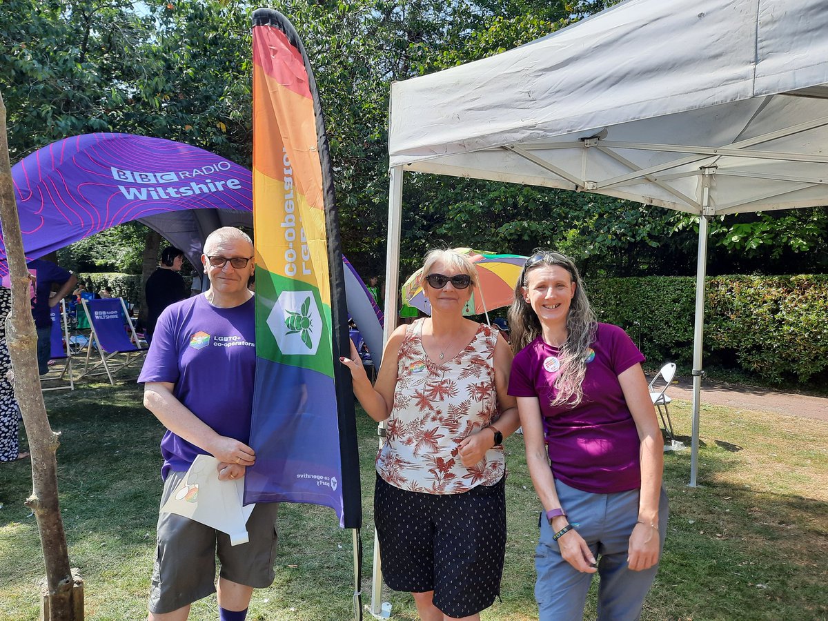 bushellemma's tweet photo. #SwindonPride looking really good in the Queens Park sunshine today. Great to see the @SwinCoopParty stall and catch up with @LabSouthSwindon Cllrs @janine_howarth Neil Hopkins & Dave Griffiths. Plus an honourable mention to @SannSwindon on steward duties https://t.co/eyG8WJfLyf