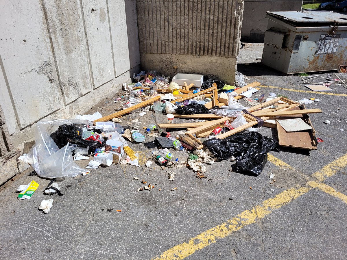 BetweenThePiper's tweet image. Hey @OCH_LCO, @ottawacity, @CityNewsOttawa, @ctvottawa, any chance someone could pick up the trash at Friel Towers? #Trash #unpleasant #unsanitaryconditions