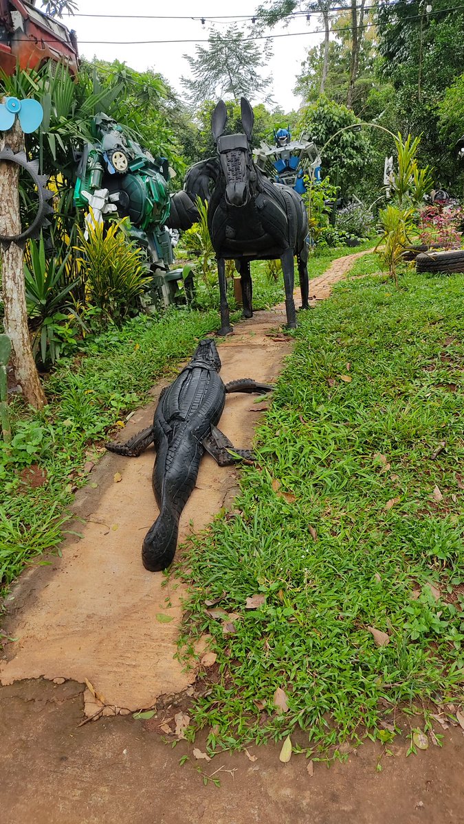 minitruckart's tweet photo. Viene saliendo el caiman de llantas recicladas del río subiendo por el puente visitará el parque del Reciclaje y Vivero en construcción pronto visitará la cuidad de Panamá espero les guste esta creación y me ayuden a compartir muchas gracias https://t.co/qm17tvmXag