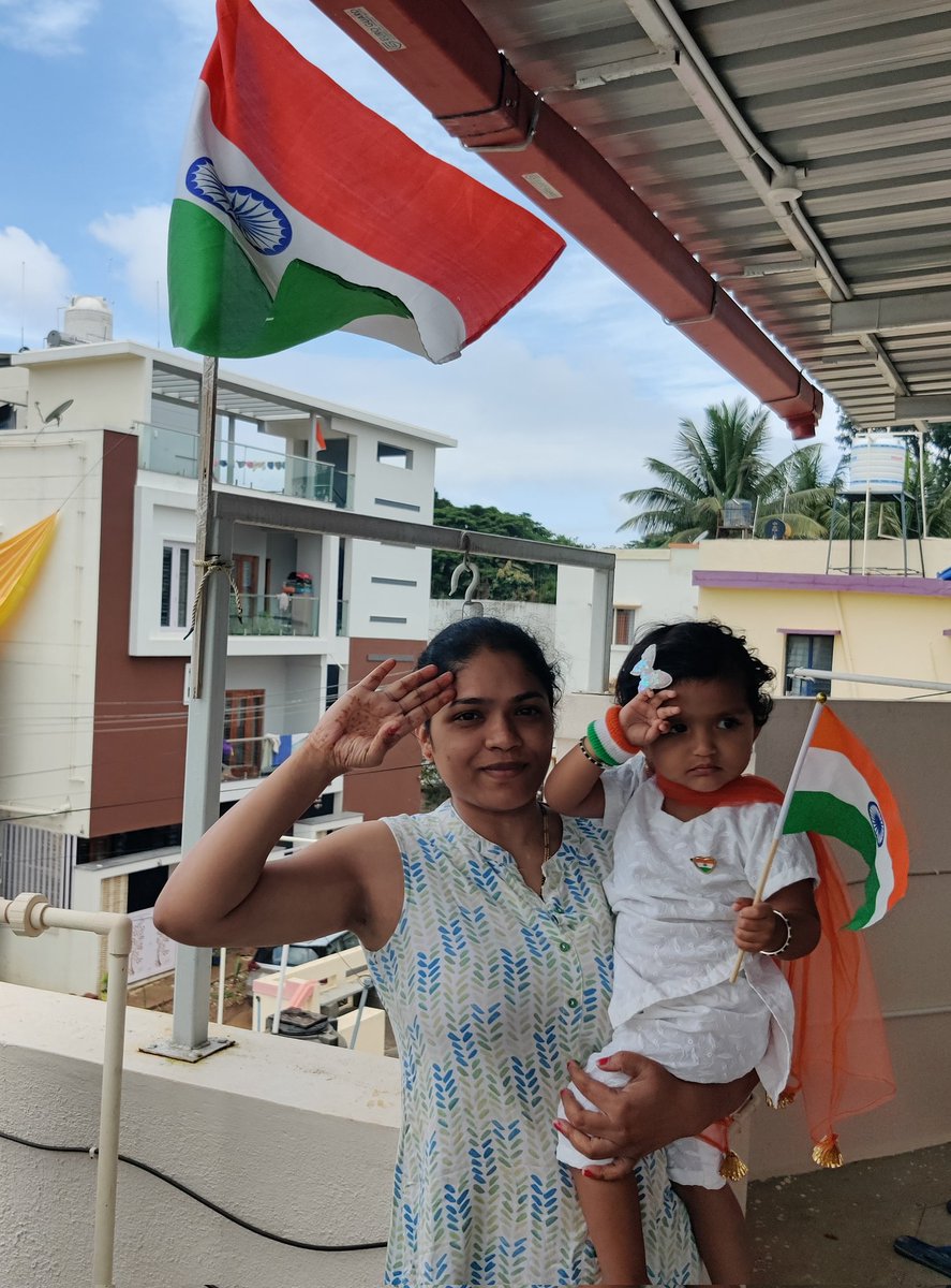 tejaswihj's tweet photo. @PMOIndia #Hargharmetiranga Cute Charvi with her mother saluting Mother India 🇮🇳🇮🇳🇮🇳 https://t.co/GtME6GozXw