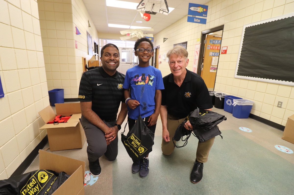 PeteNajera1's tweet photo. @CoachingforLit @unitedwayplains Proud to be part of our @WichitaState family that gives back so generously to support the children of our local neighborhoods as they strive to be future Shockers! Grateful to @GoShockersMBB and @Coach_IBrown for this annual initiative! #ShockerFamily #LiveUnited ๐๐พ https://t.co/J5tl8jbxcS