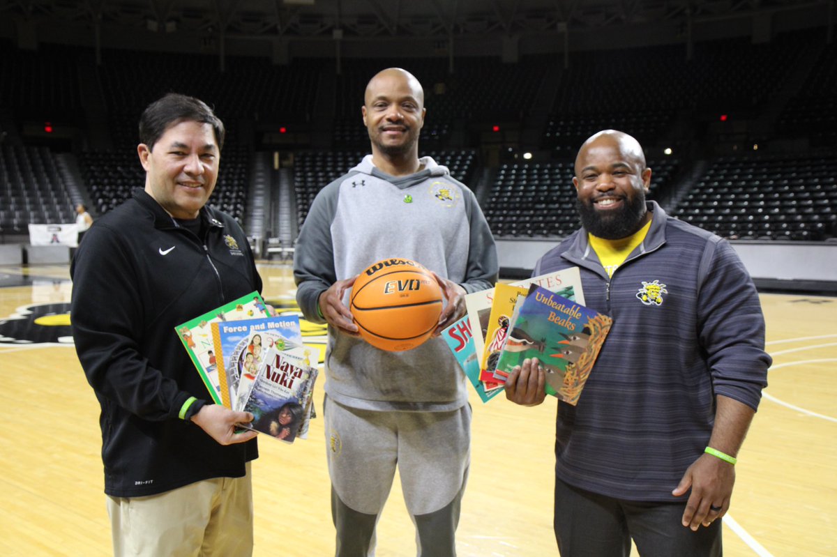PeteNajera1's tweet photo. @CoachingforLit @unitedwayplains Proud to be part of our @WichitaState family that gives back so generously to support the children of our local neighborhoods as they strive to be future Shockers! Grateful to @GoShockersMBB and @Coach_IBrown for this annual initiative! #ShockerFamily #LiveUnited ๐๐พ https://t.co/J5tl8jbxcS