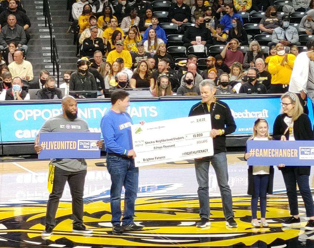 PeteNajera1's tweet photo. @CoachingforLit @unitedwayplains Proud to be part of our @WichitaState family that gives back so generously to support the children of our local neighborhoods as they strive to be future Shockers! Grateful to @GoShockersMBB and @Coach_IBrown for this annual initiative! #ShockerFamily #LiveUnited ๐๐พ https://t.co/J5tl8jbxcS