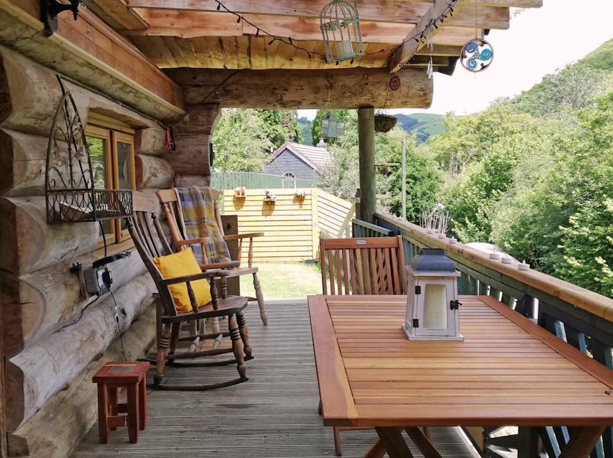 holidayfoxuk's tweet photo. Raven's Retreat's owners have put great care into making their lovely site pet friendly 🐾

With free dog biscuits, dog-safe gardens, and space for them to go off lead, it really is a paradise for both you and your pooch!

🏕Raven's Retreat
📍Powys
🔗https://t.co/tIelkogK5n

#FYP https://t.co/YTLjERd2DN