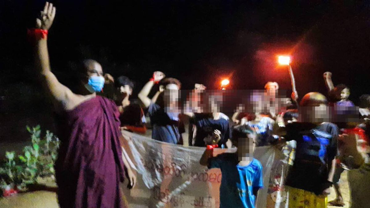 hanny_2004s's tweet photo. Despite having difficulties, the Pyigyitakun’s night strike led by a monk who is charged under section 505 (A) , was continued successfully today.   #2022Aug13Coup #LegalizationOfNUG #WhatsHappeningInMyanmar https://t.co/sVT6931XN3