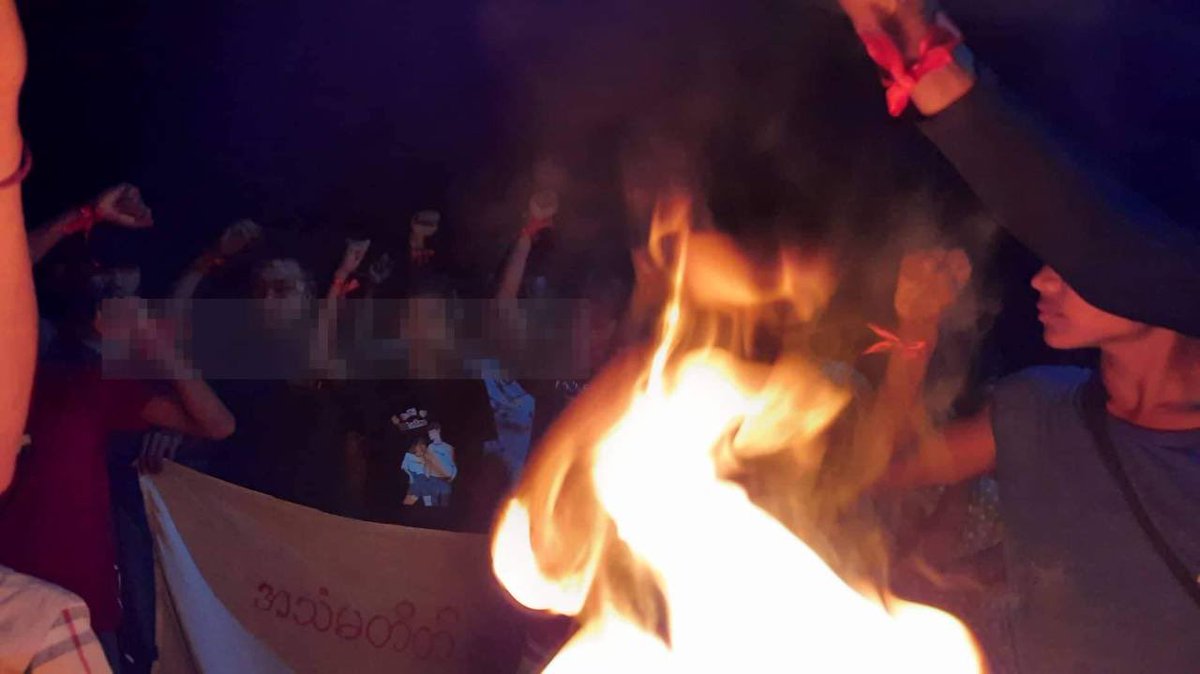 hanny_2004s's tweet photo. Despite having difficulties, the Pyigyitakun’s night strike led by a monk who is charged under section 505 (A) , was continued successfully today.   #2022Aug13Coup #LegalizationOfNUG #WhatsHappeningInMyanmar https://t.co/sVT6931XN3