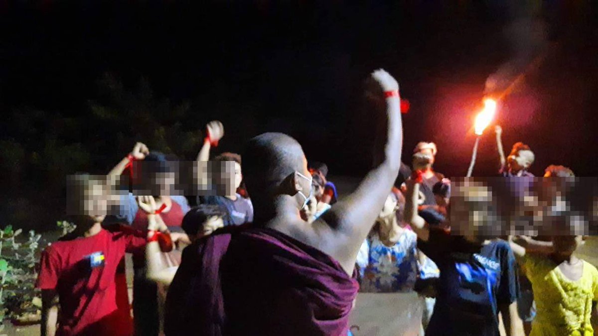 hanny_2004s's tweet photo. Despite having difficulties, the Pyigyitakun’s night strike led by a monk who is charged under section 505 (A) , was continued successfully today.   #2022Aug13Coup #LegalizationOfNUG #WhatsHappeningInMyanmar https://t.co/sVT6931XN3