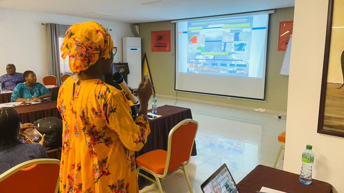 MayaDieng00's tweet photo. En vue de la situation excédentaire à normale sur la période ASO2022, Mme Ndèye Ami SALL THIAM, Agrométéorologiste et membre de l’ANACIM recommande à toute la population de “tenir compte des prévisions météorologiques dans toutes planifications”
#kebetu #Senegal https://t.co/PFT3fDZmmX