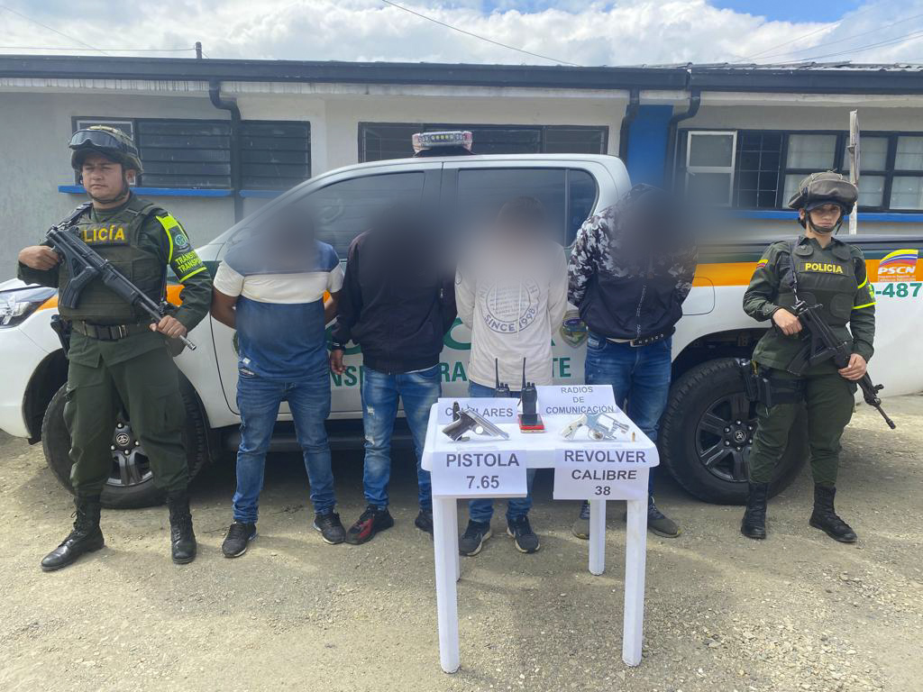 PoliciaCauca's tweet photo. 🚨 #Atención | En el sector el Portachuelo de #Rosas #Cauca, @TransitoPolicia logró recientemente la captura en flagrancia de 4 personas por porte ilegal de armas de fuego. En el procedimiento fueron incautados 2 armas de fuego, 2 radios y 3 automotores inmovilizados. @mindefensa https://t.co/HXE22FP4XX