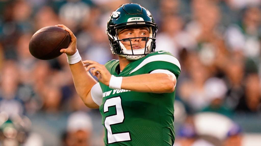AroundTheNFL's tweet photo. 𝗕𝗥𝗘𝗔𝗞𝗜𝗡𝗚: Jets QB Zach Wilson (knee) diagnosed with bone bruise, meniscus tear; status for Week 1 in question (per @TomPelissero)

https://t.co/ClDlZxUwLy https://t.co/Xhmz4XSB3d