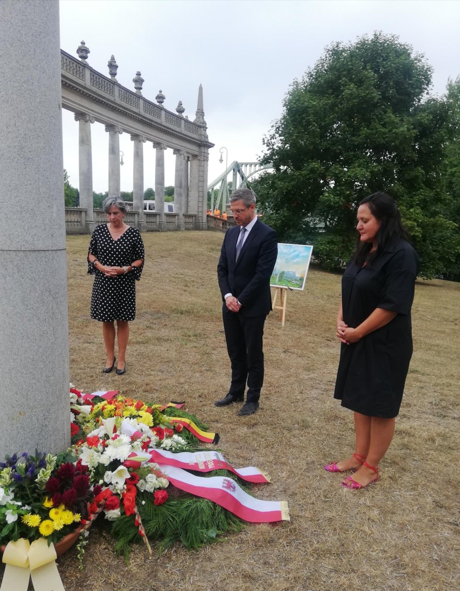 ManjaSchuele's tweet photo. Bewegendes #Gedenken am 13. August: Heute vor 61 Jahren mauerten die DDR-Oberen ihre eigenen Leute ein – und nahm ihnen die Freiheit auf ein selbstbestimmtes Leben. Wir gedenken heute der Opfer des #Mauerbaus. Der Wille zu #Freiheit &amp; #Demokratie lässt sich nicht brechen! https://t.co/J7o4Fx7ecO