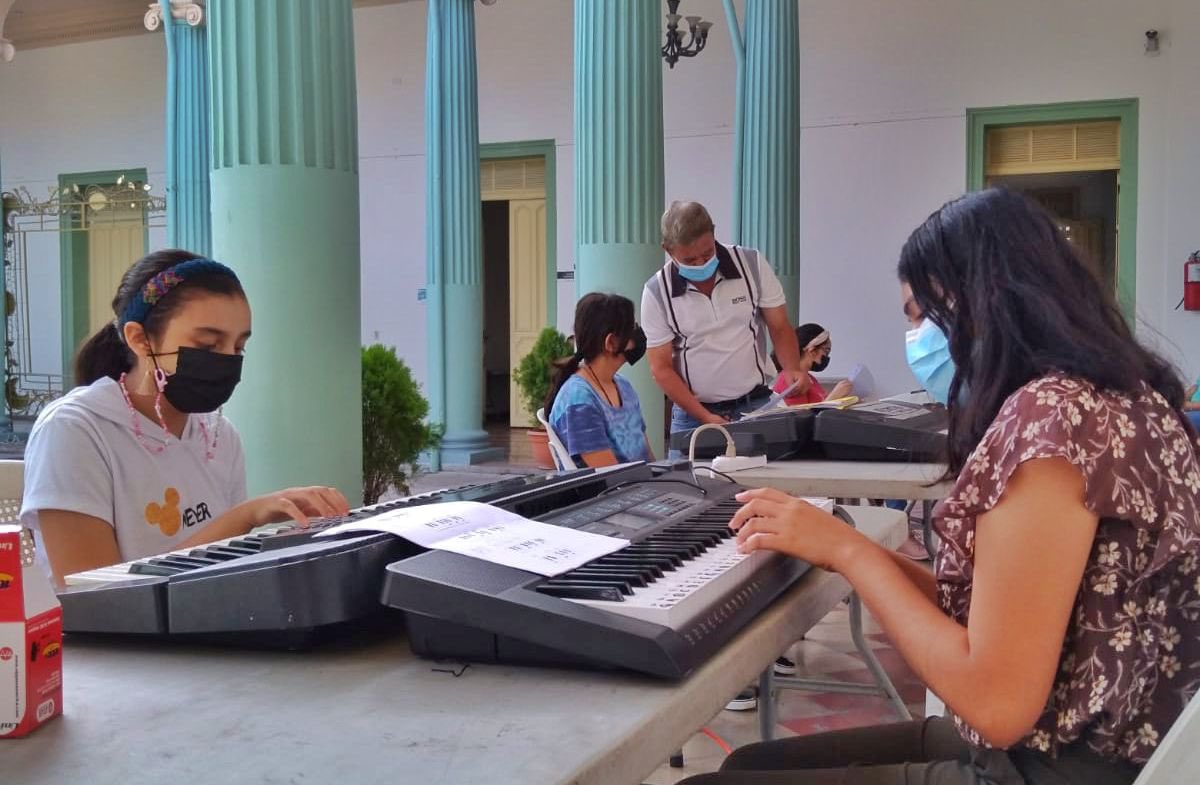 HenryFloresST's tweet image. Sábado de música en el Palacio Tecleño.🎼🤩

Hoy dimos inicio a las clases de orientación musical en piano y violín completamente GRATIS.

Nosotros te brindamos el instrumento.🙌🏻

🕗 8:00 a 9:45 y 10:00 a 11:45 a.m. 

📒 Inscríbete al 2500-1355.