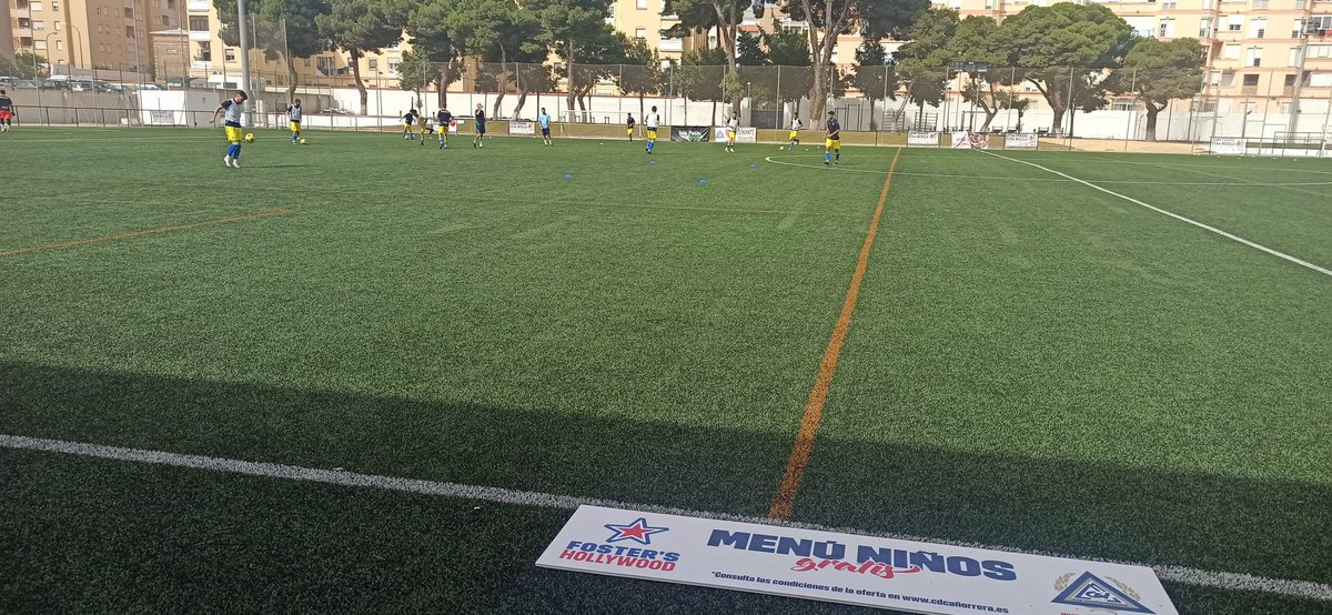 canorrera's tweet photo. Ya calientan los jugadores del Cádiz y San Fernando para abrir el torneo solidario  en favor de Apoleu. @FosterHollywood @ApoLeu @RFAF @AytoSanFernando https://t.co/Fx2f1J4M37