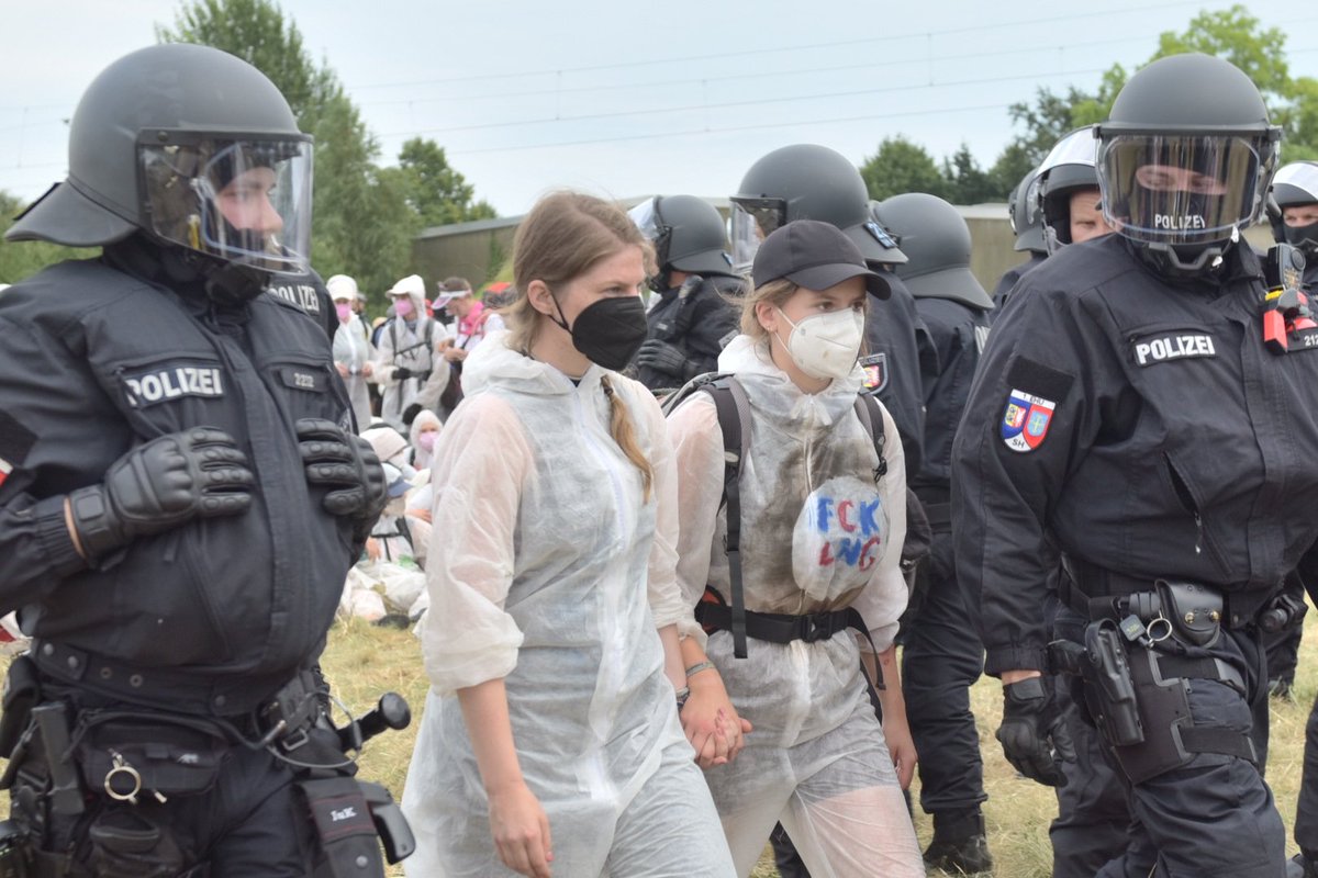 Eben wurde @Luisamneubauer aus dem Kessel des Pinken Fingers geführt #endegelaende #hh1308 #systemchangecamp