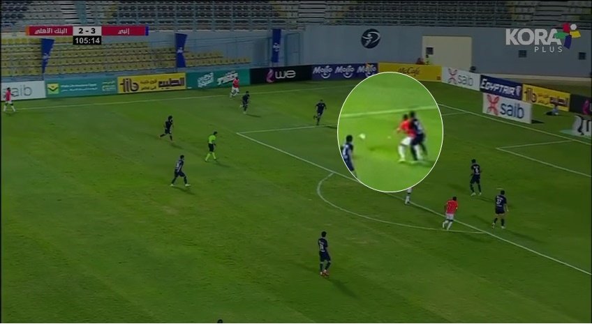 mazenpeanalysis's tweet photo. الحاله الثالثه : هنا اصبح المدافع في وضعية لا تطيح له الوصول او رؤية الي اين تذهب الكره او ماذا سيفعل المنسي؟
وده اهم جزء بيحتاجه المهاجم في كرة القدم وهو protect the ball و قدمهولنا باحترافيه كبيره ناصر منسي
نتمني كل التوفيق لكل اللاعبين ومزيد من التفوق يناصر ✨❤️ https://t.co/0PCncUiqOa