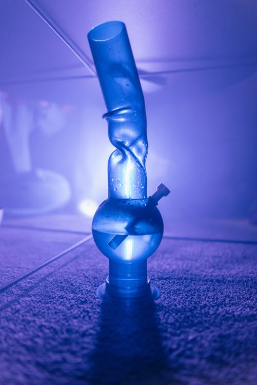 ProfMunchie's tweet photo. A question great minds have been pondering for centuries... does the shape of your #bong affect your high? Check it out: https://t.co/Gqj8GWBMVN🤔🌿‍💨
 #cannabis #cannabiscommunity #marijuana #weedporn #thc #weedstagram #cannabisculture #stoner #hightimes #smoke #highlife https://t.co/LKtDUQrp5X